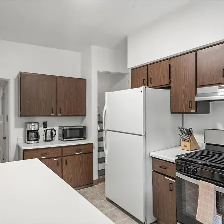 Oakland/University @G Modern And Bright Private Bedroom With Shared Bathroom